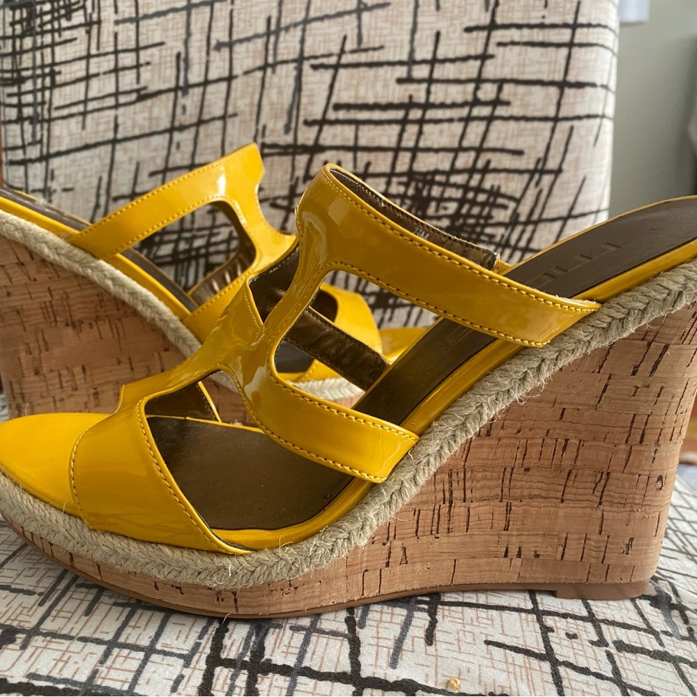 Moda Spana Yellow Platform Patent Leather Wedge Espadrilles Sandals, size 7.5